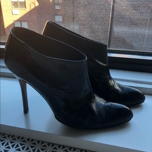 Manolo Blahnik black patent leather booties sz 40